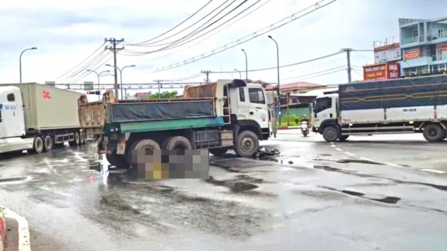 TP.HCM: Va chạm với xe ben khi chờ đèn đỏ, một phụ nữ tử vong